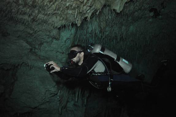 O incrível mergulho de quase um quilômetro pelo Gran Cenote, na região de Tulum, no Yucatán, sul do México (foto de Luis Leal)